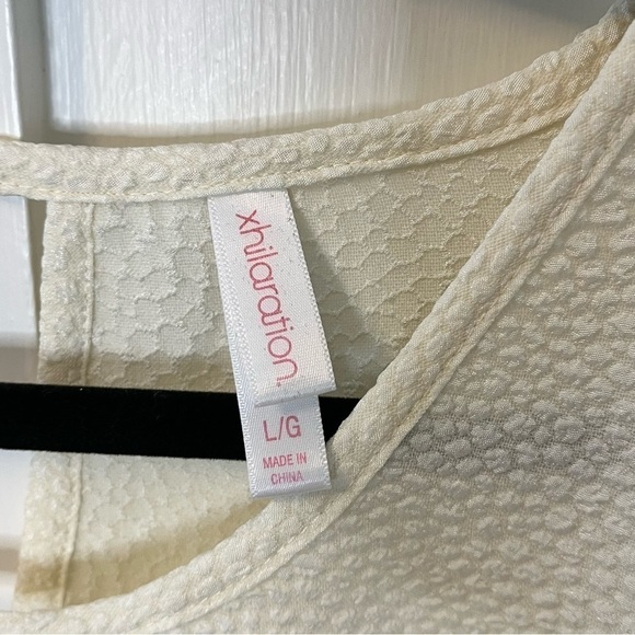 White blouse - Picture 2 of 4